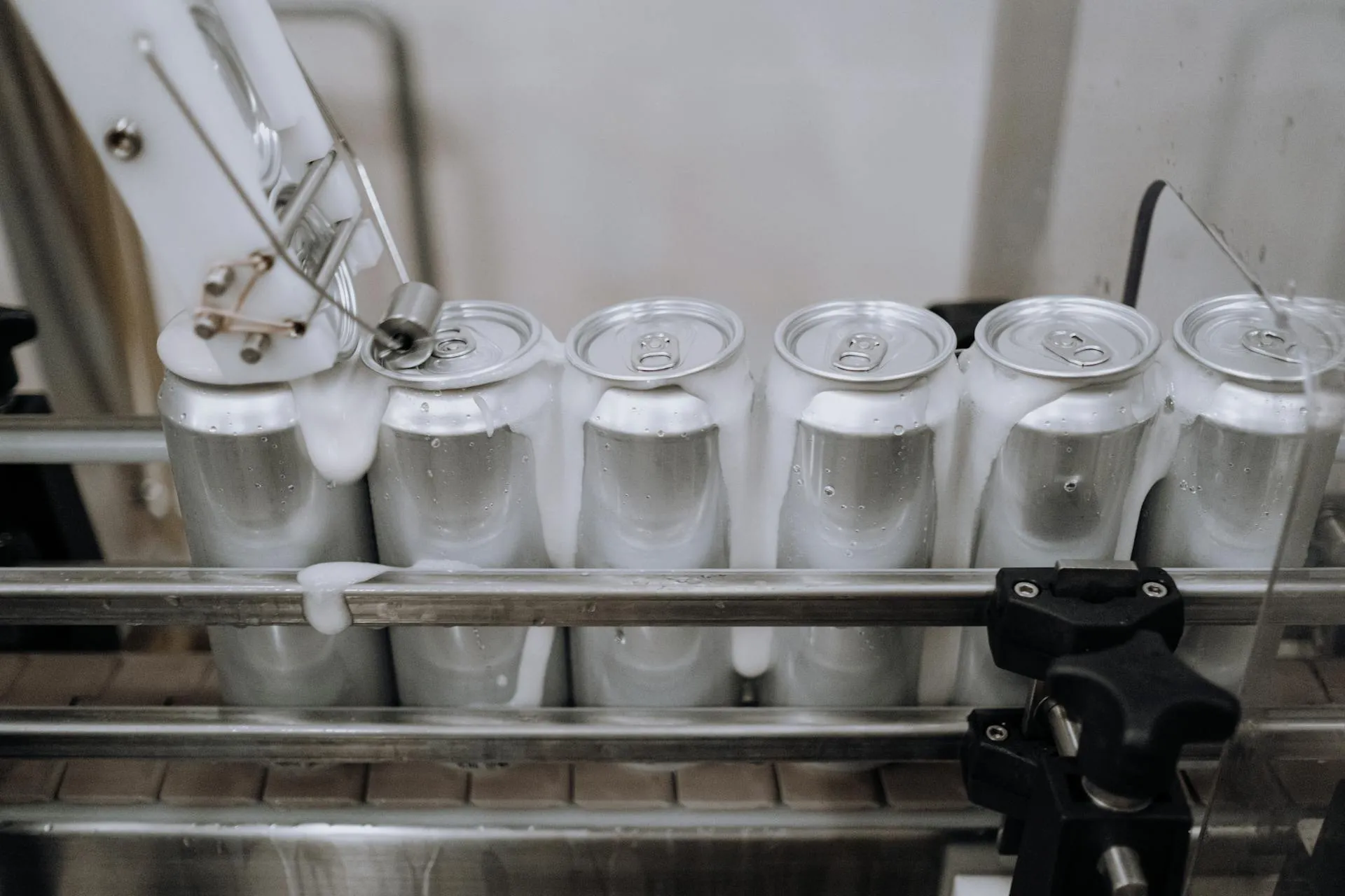 Línea de producción industrial con envasado